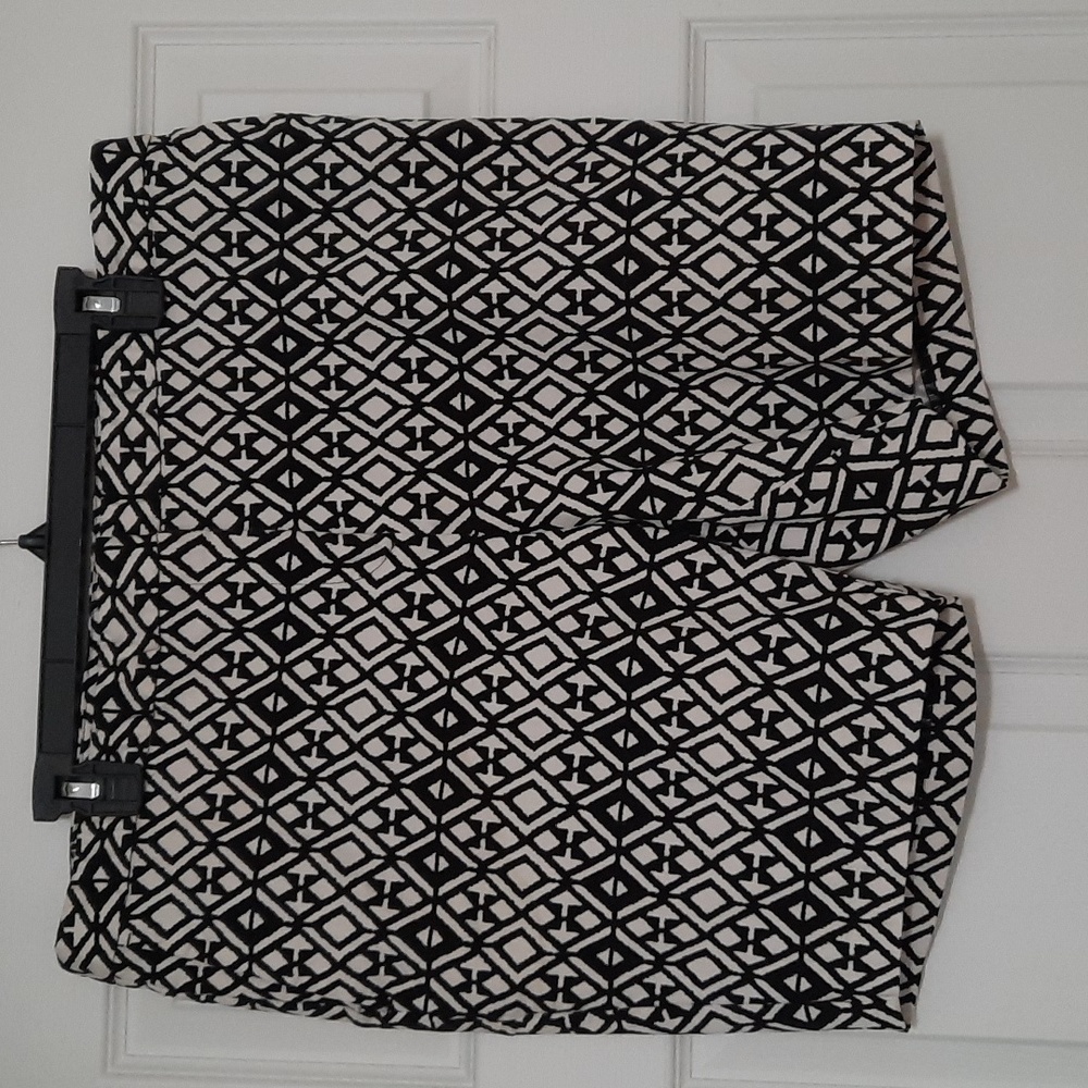 Mario Serrani Size 16 Black White Shorts